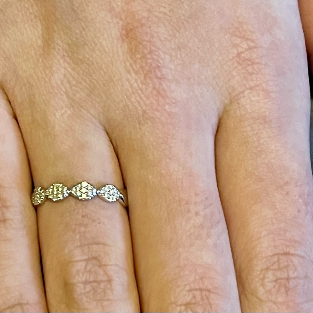 Like new Bony Levy White Gold ‘Marquee’ Diamond Stacking Ring Size 7.5 - Picture 2 of 4